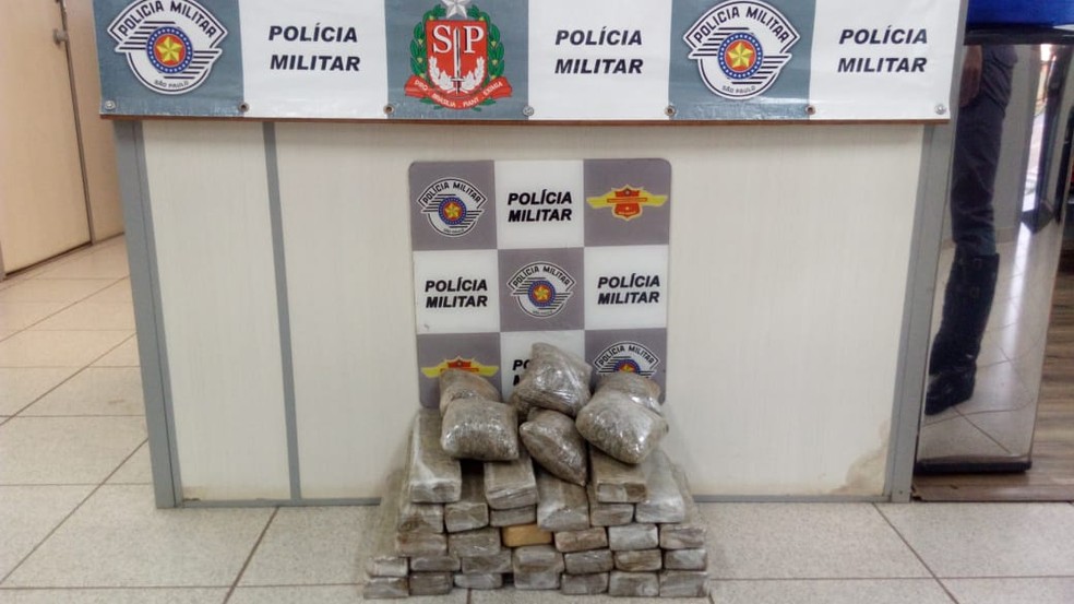 PolÃ­cia RodoviÃ¡ria apreende cerca de 20 quilos de maconha, em Itapetininga â€” Foto: DivulgaÃ§Ã£o/PM RodoviÃ¡ria