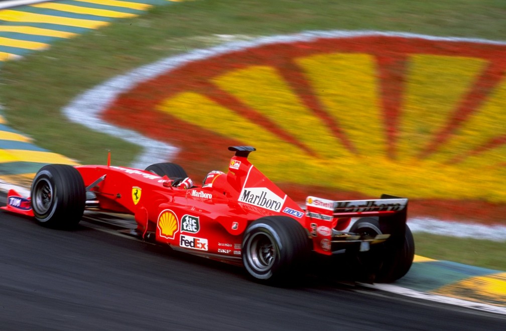 Michael Schumacher em ação no GP do Brasil de 2000, quando venceu com o chassi 198 que será leiloado — Foto: Clive Mason/Allsport