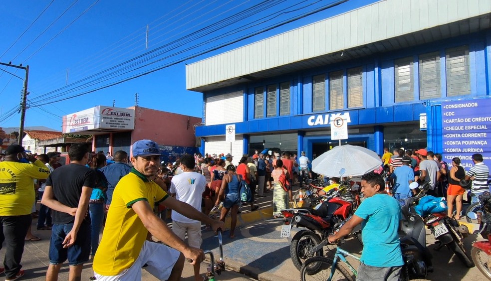 Aglomeração diante da Caixa Econômica Federal em Timon, no Maranhão — Foto: TV Clube