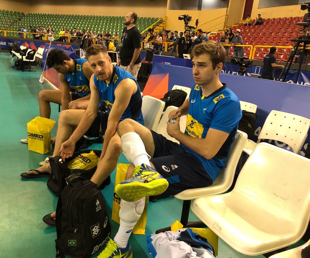 Murilo e Thales, os líberos da seleção brasileira de vôlei, após treino em Goiânia (Foto: Erica Hideshima)