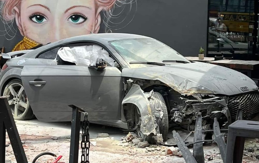 Carro de luxo invade doceria ao se envolver em acidente de trânsito em avenida de Bauru — Foto: Arquivo pessoal