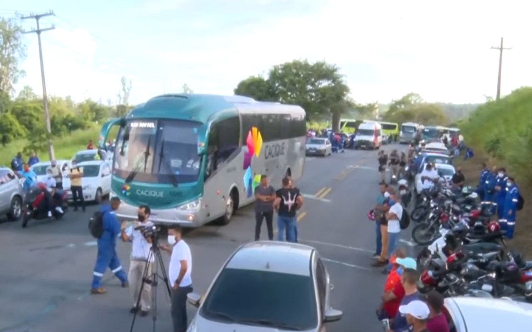 Grupo bloqueia pista em frente à refinaria na RMS para protestar contra preço dos combustíveis