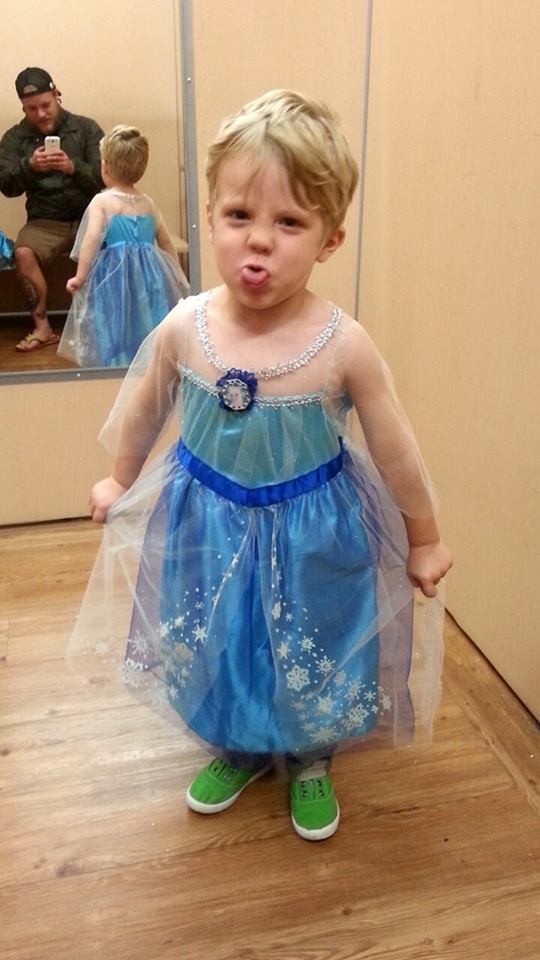 O garoto escolheu sua fantasia: Elsa, de Frozen (Foto: Reprodução/ Facebook Paul Henson)