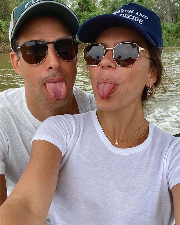 Mariana Goldfarb e Cauã Reymond fazem caras e bocas em passeio de barco