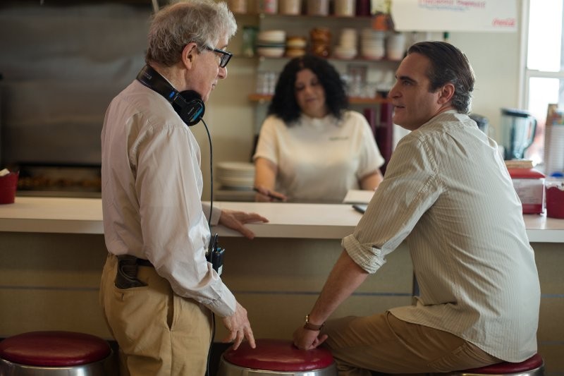 Woody Allen e  Joaquin Phoenix em filmagens de 'Homem Irracional' (Foto: reprodução)