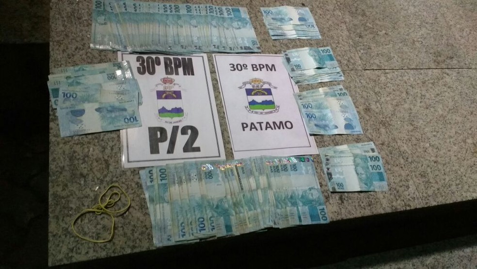 Mais de R$ 24 mil foram apreendidos com o suspeito em Teresópolis, no RJ (Foto: PM/Divulgação)