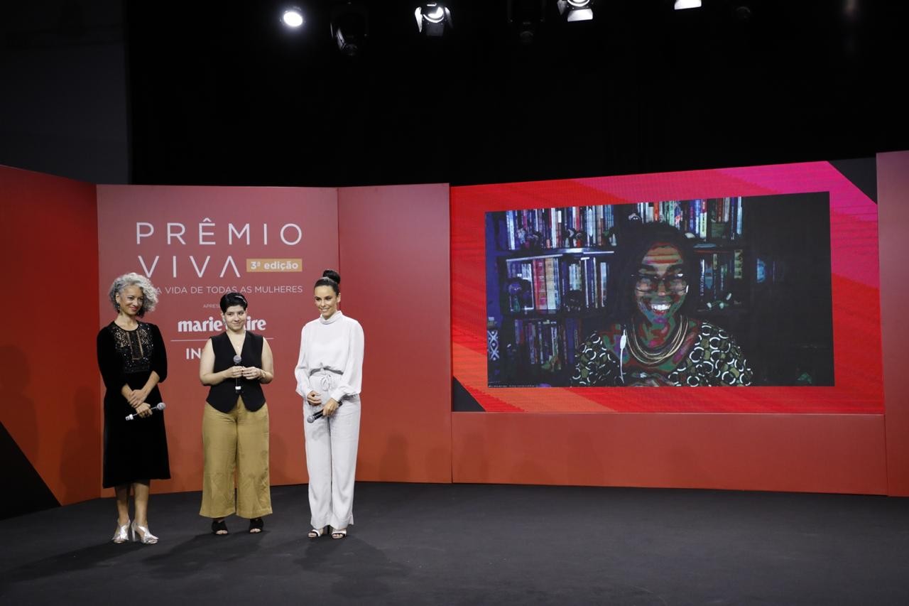 Adriana Ferreira Silva, Maria Laura Neves e Natacha Cortêz fazem homenagem a Jurema Werneck (Foto: Mariana Pekin)