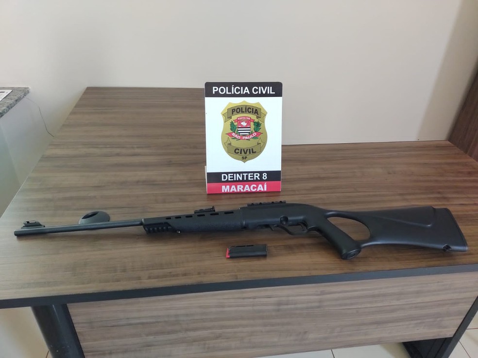 Carro é alvejado e motorista atingido no ombro por tiros disparados por tio em Maracaí — Foto: Polícia Civil /Divulgação