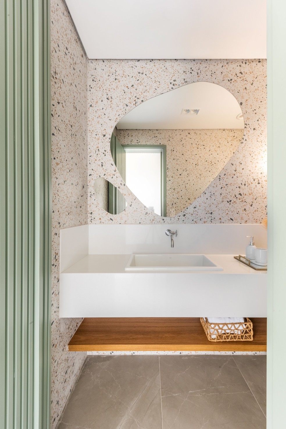 DÚPLEX DE RENATA: No lavabo, o revestimento de granilite harmoniza com a paleta cromática suave empregada em todo o apartamento — Foto: Guilherme Pucci