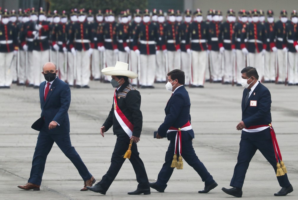 De chapéu, presidente Pedro Castillo participa com ministros de parada militar no dia da Independência do Peru em 30 de julho — Foto: Sebastian Castaneda/Arquivo/Reuters