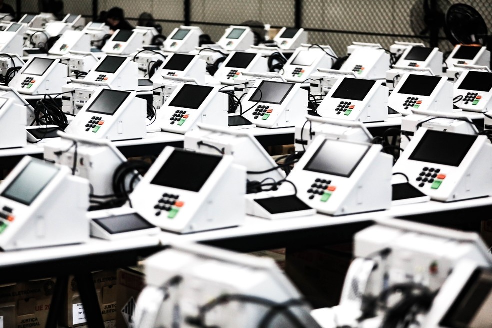 Urnas eletrônicas em galpão de Santa Catarina — Foto: Tiago Ghizoni/NSC