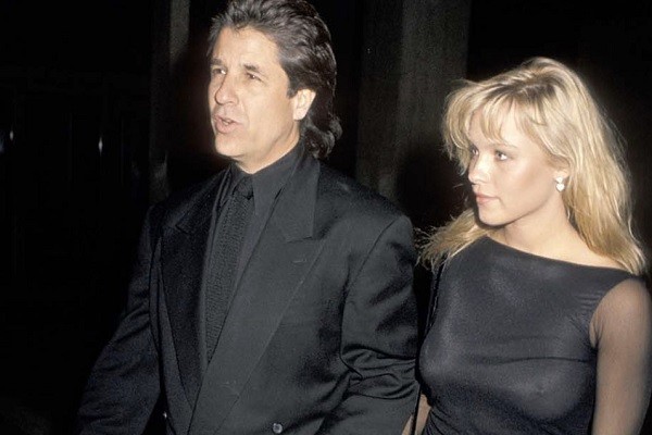 Pamela Anderson e o produtor de cinema Jon Peters tiveram um breve relacionamento no final dos anos 80 (Foto: Twitter)