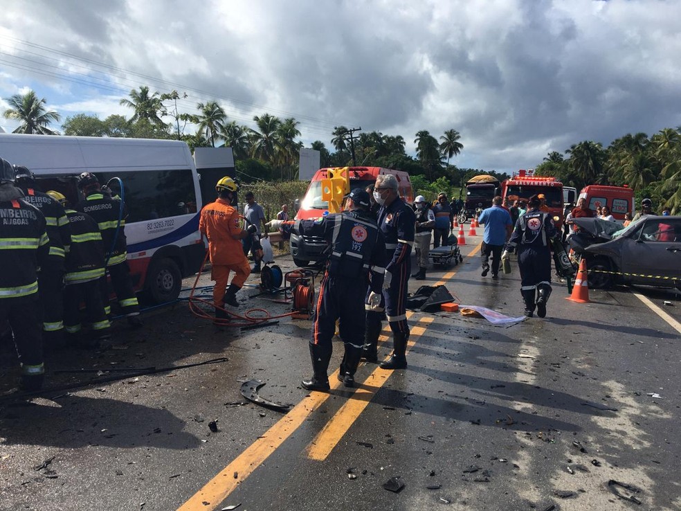 Corpo de Bombeiros e Samu foram acionados para socorrer vítimas de acidente em Marechal Deodoro — Foto: Douglas Lopes/TV Gazeta