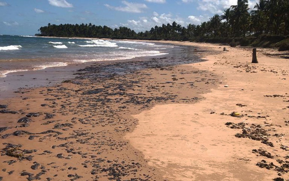 Fragmentos de óleo na praia da Saquaíra em Maraú, neste sábado (9) — Foto: Arquivo Pessoal