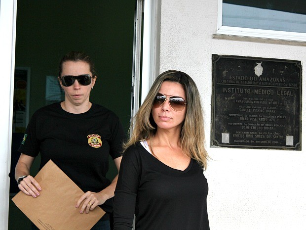 Marcelaine Schumann desembarcou no aeroporto de Manaus nesta segunda (Foto: Jamile Alves/G1 AM)