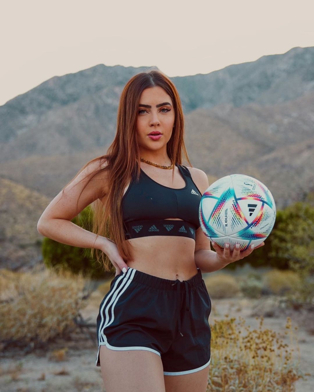 Jade Picon posa com a bola oficial da Copa do Mundo de 2022 (Foto: Reprodução Instagram)