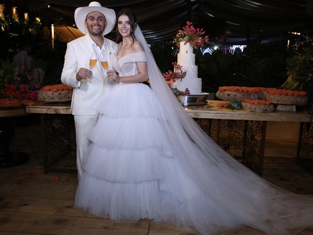 Resultado de imagem para Cantor Mano Walter e ex-miss DÃ©bora Silva se casam e reÃºnem famosos