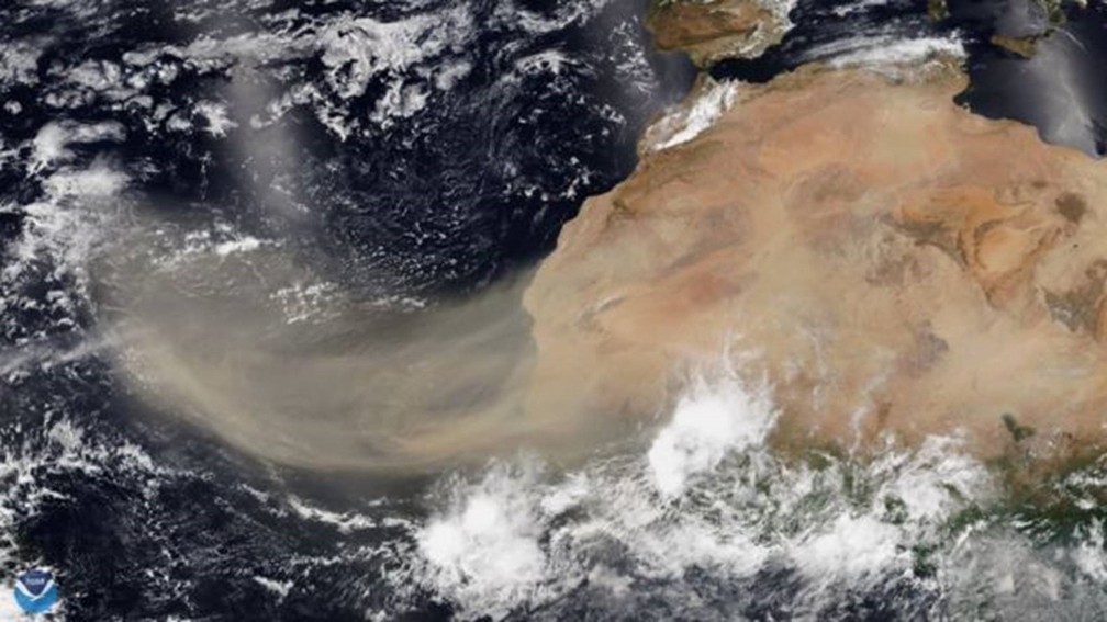 Enorme nuvem de poeira viaja do norte da África para a América e Europa — Foto: NOAA/BBC