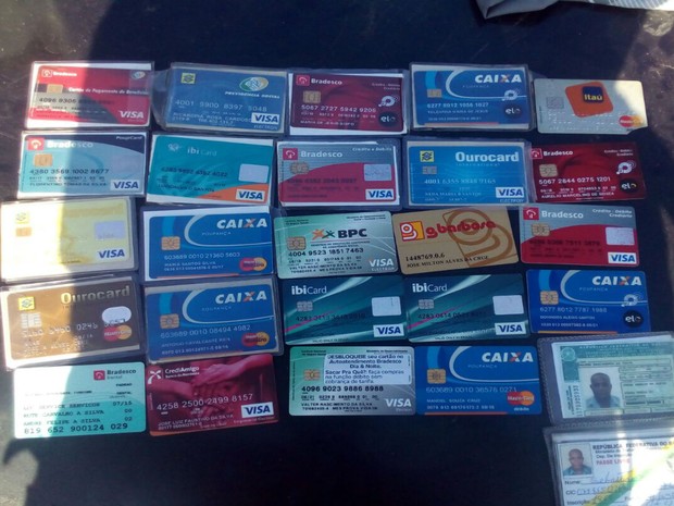Polícia apreendeu cartões de crédito e documentos falsos com os criminosos (Foto: Giro em Ipiaú)