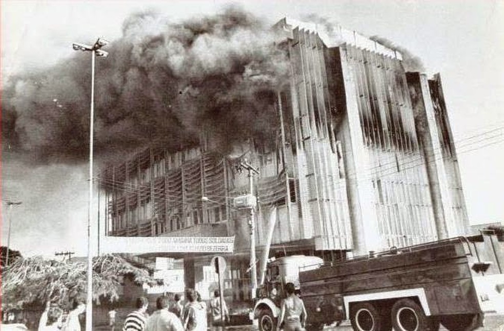 Rapidamente fogo tomou conta do prédio da Aleac em abril de 1992 — Foto: Arquivo/Bombeiros 
