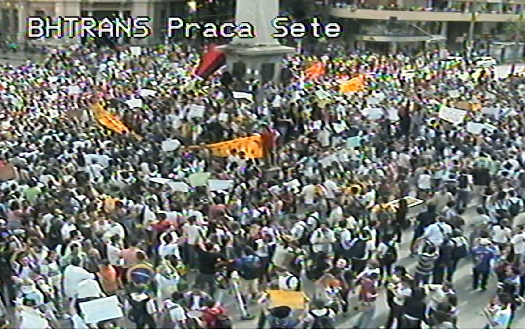 Protesto bloqueia trânsito no Centro de Belo Horizonte nesta segunda-feira (17) (Foto: Reprodução/BHTrans)