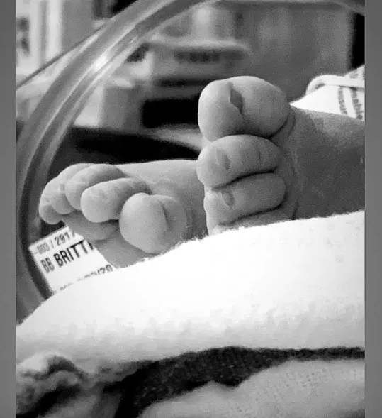 A foto compartilhada pelo ex-piloto de Fórmula 1 Jenson Button noticiando o nascimento de seu filho com a modelo Brittny Ward (Foto: Instagram)