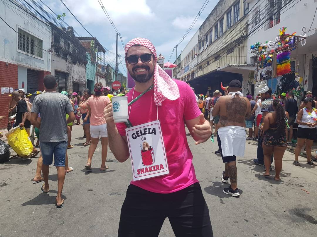 Cicero Gonçalves vestido de 'geleia da Shakira'