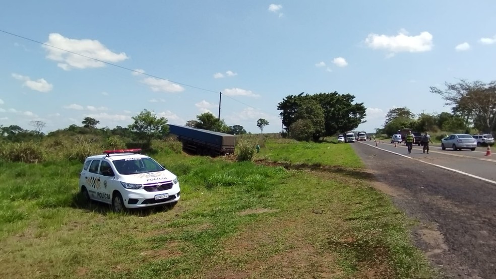 Duas pessoas morreram na Rodovia Júlio Budiski (SP-501), em Álvares Machado (SP) — Foto: Bruna Bachega/TV Fronteira