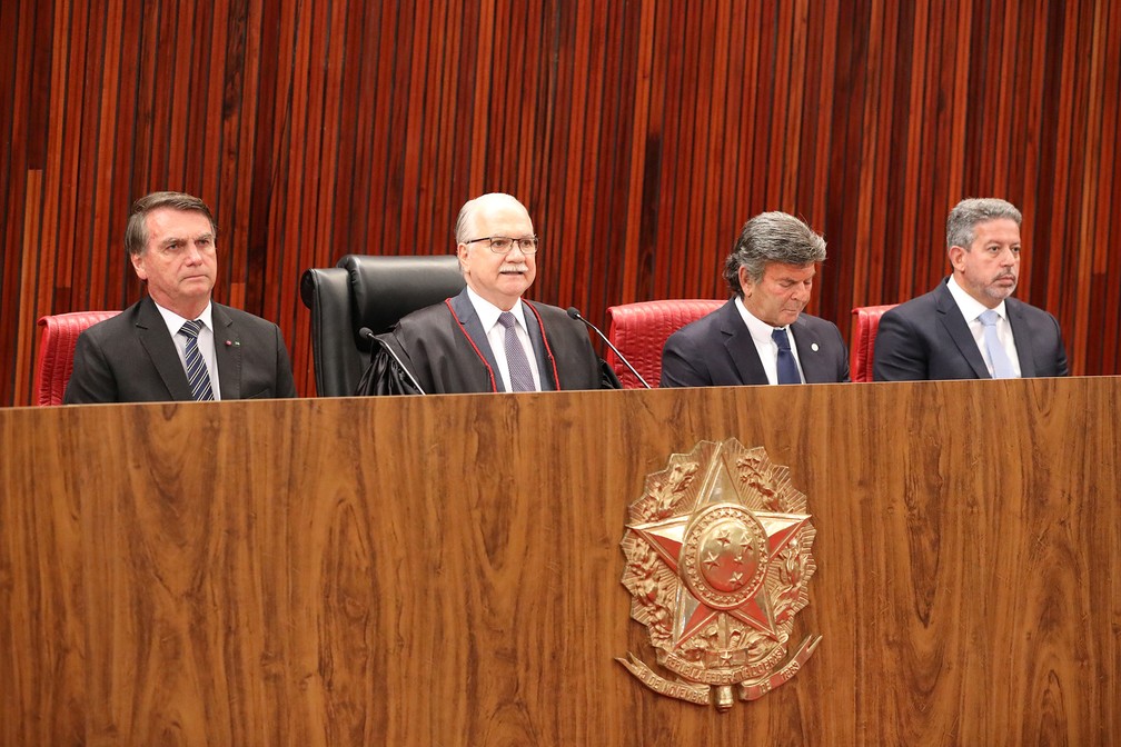 Cerimônia de posse de Alexandre de Moraes como presidente do TSE. O presidente Bolsonaro sentou-se ao lado do ministro Edson Fachin, que abriu a cerimônia antes de passar o cargo a Moraes — Foto: Antonio Augusto/Secom/TSE