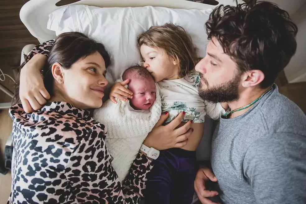 Laura Neiva e Chay Suede com os filhos — Foto: Reprodução do Instagram