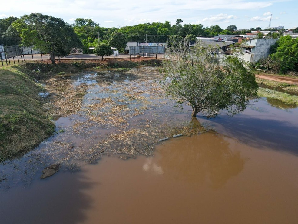 Campo de futebol está cheio de água.  — Foto: Luiz Maique Melo/Reprodução