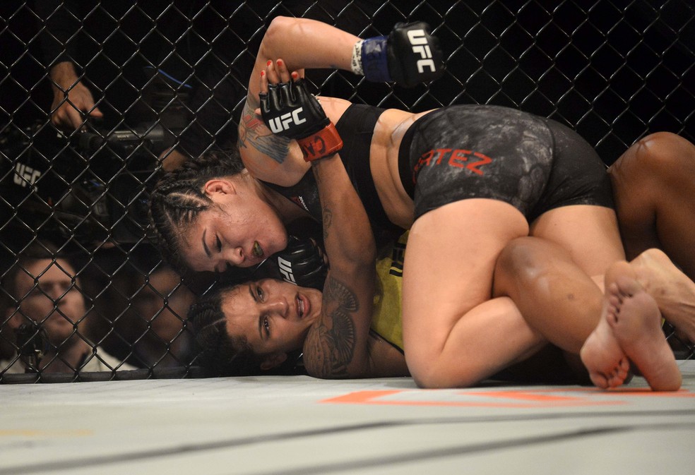 Tracy Cortez dominou Vanessa Melo e venceu a luta de abertura do UFC São Paulo — Foto: Marcos Ribolli