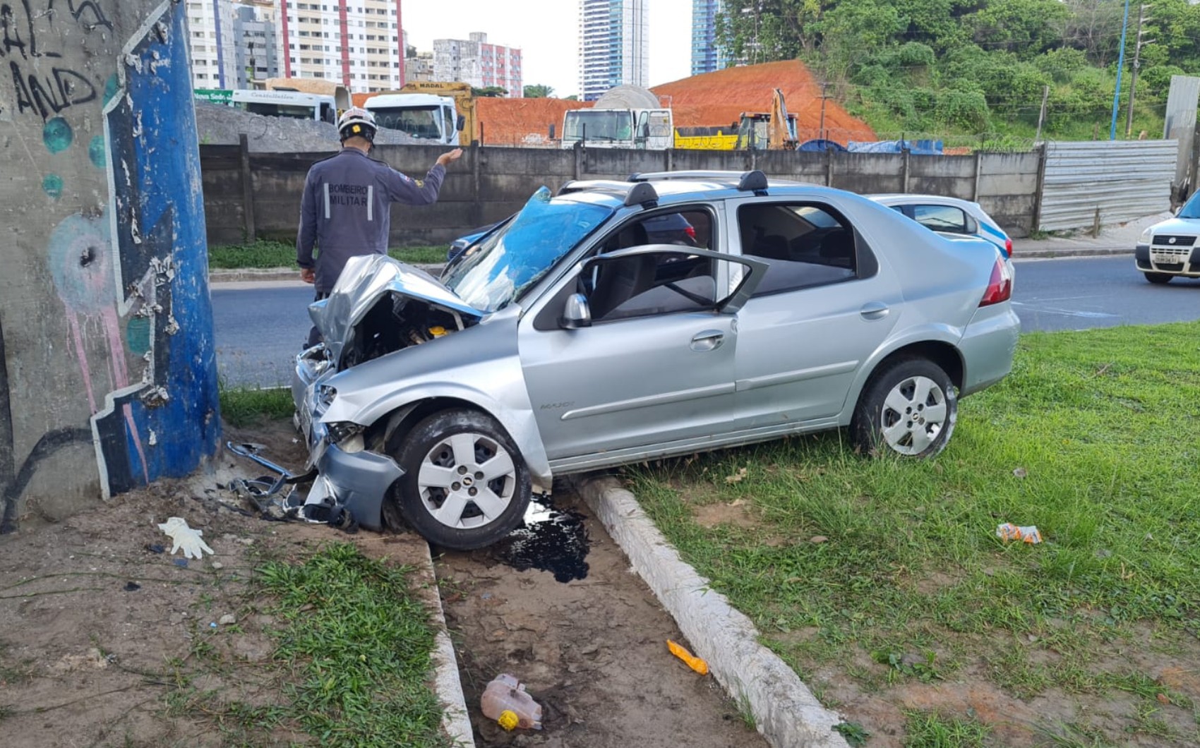 Dois idosos ficaram feridos após carro subir no canteiro central e bater na pilastra de sustentação do metrô de Salvador