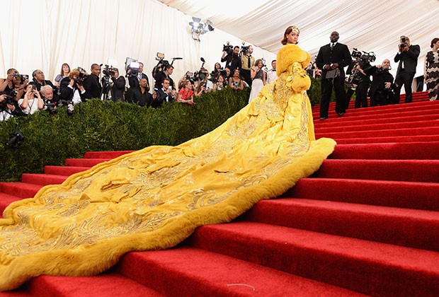 Rihanna Surgiu com um vestido gigante (Foto: Getty Images)