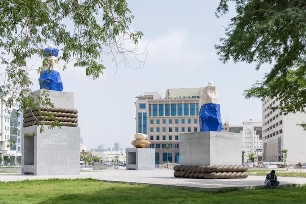 O artista local Shua'a Ali apresentou suas esculturas empilhadas a obra Milestones (2022) (Foto: Qatar Museums / Divulgação)