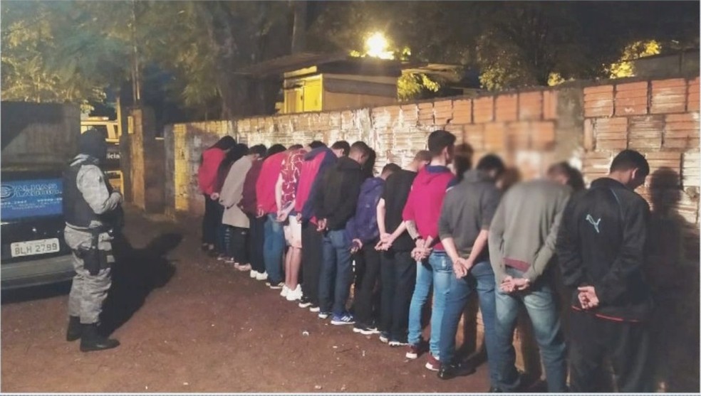 Detidos em festa clandestina foram levados para a delegacia de Dourados (MS) — Foto: Osvaldo Duarte/Dourados News