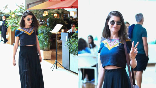 Alinne Moraes aproveita tarde com os amigos em shopping no Rio de Janeiro