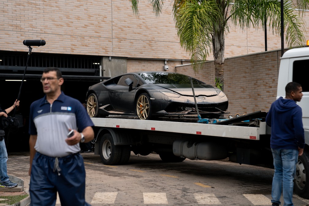 Lamborghini Huracán foi removida da garagem, na Vila Leopoldina, nesta quarta-feira (12) — Foto: Marcelo Brandt/G1