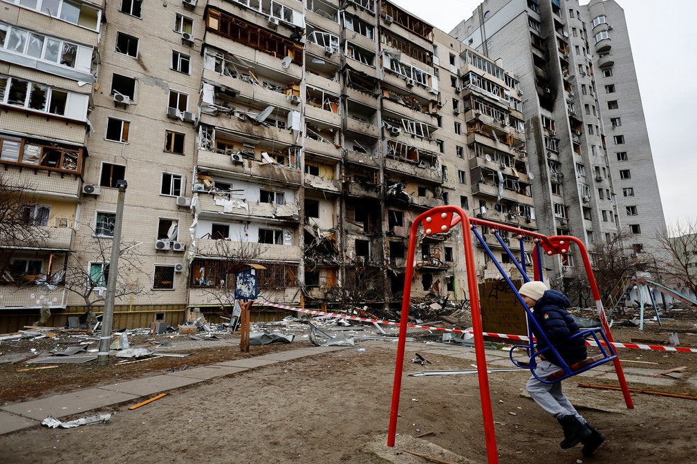 25 de fevereiro - Prédio residencial em Kiev atingido depois do começo da invasão da Ucrânia pela Rússia — Foto: Umit Bektas/Reuters