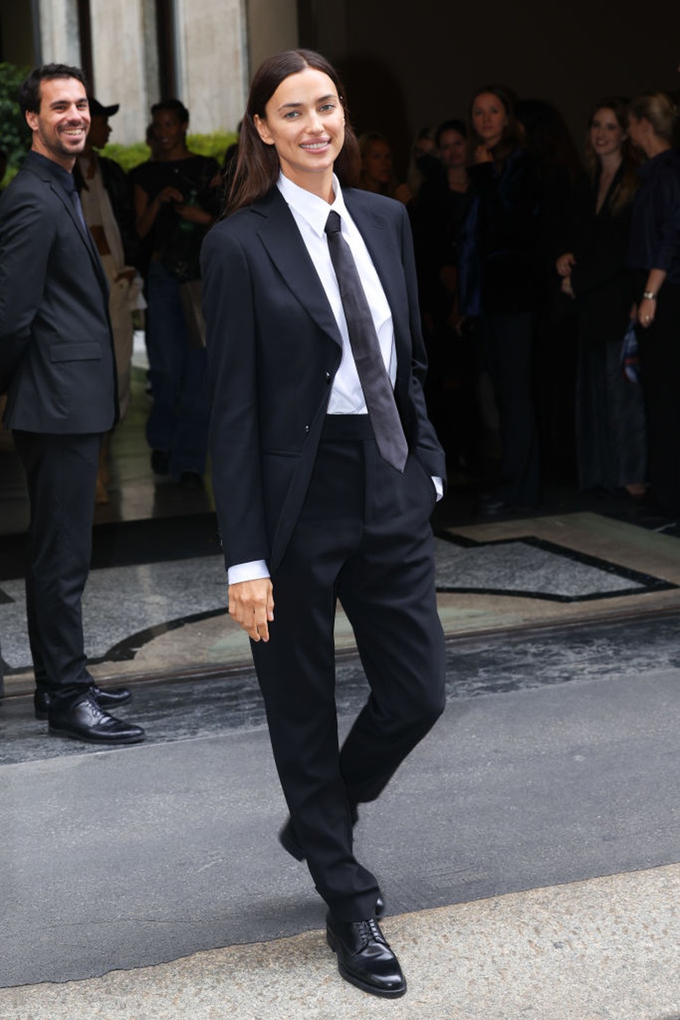 Irina Shayk chega de terno e gravata ao desfile de Giorgio Armani — Foto: Getty Images