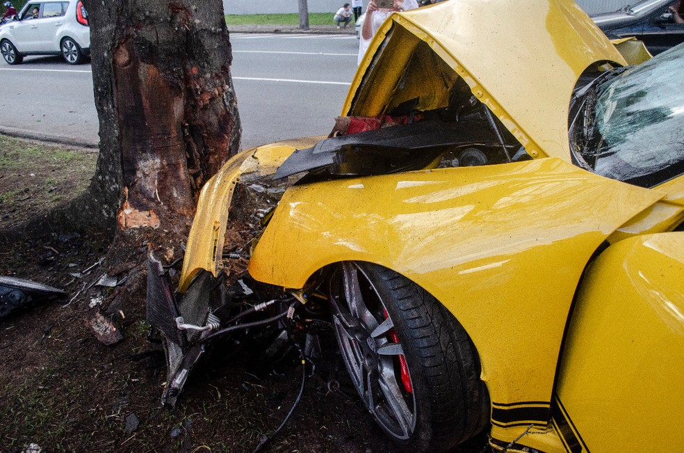 Um homem que estava no Porsche ficou ferido, mas a polícia não soube informar se ele dirigia o carro; em Curitiba — Foto: Maicon J. Gomes/Gazeta do Povo