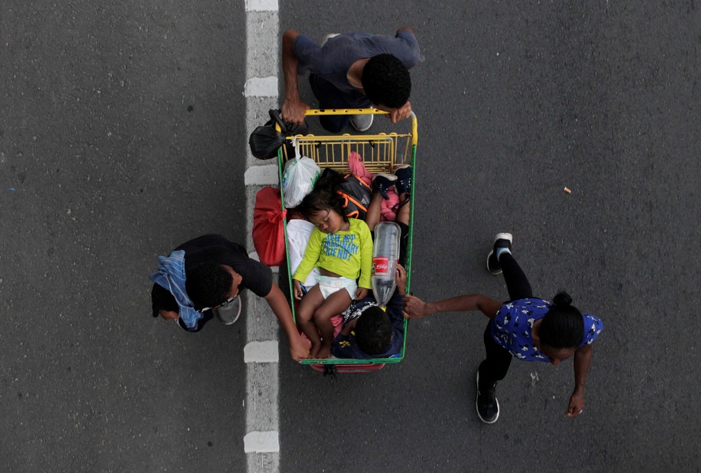 1º de novembro - Migrantes transportam seus filhos em um carrinho de compras em Hermenegildo Galeana, no México, enquanto participam de uma caravana com destino à Cidade do México    — Foto: Daniel Becerril/Reuters/Arquivo