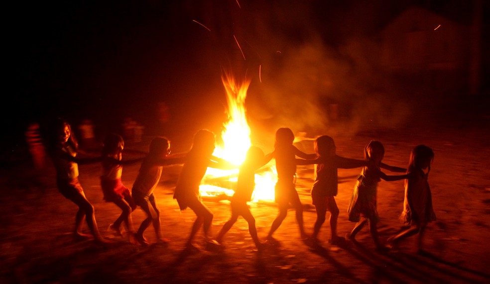Crianças indígenas participam de ritual de agradecimento na aldeia Tekohaw, sudeste do Pará. — Foto: Especial/Raimundo Paccó