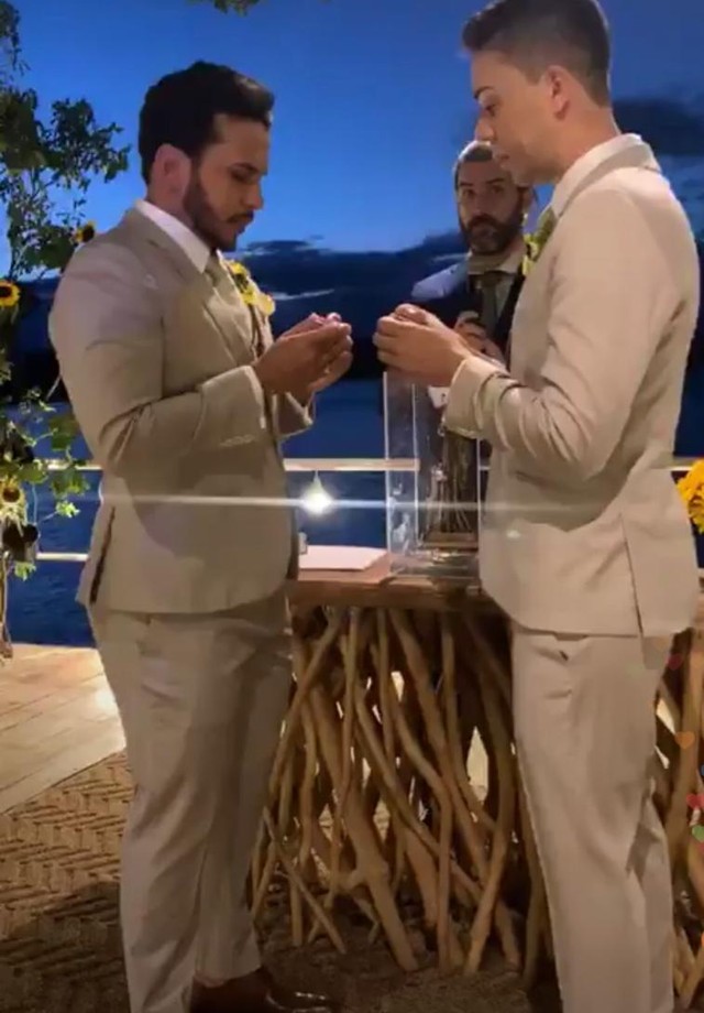 Carlinhos e Lucas trocando as alianças (Foto: Reprodução Instagram)