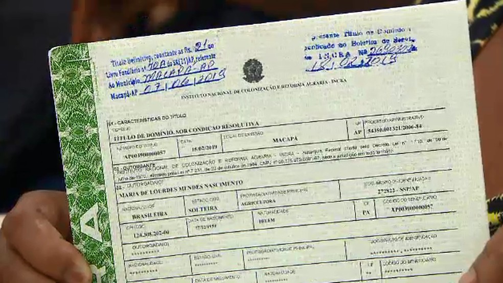 Incra entrega títulos de terra para 34 famílias de 