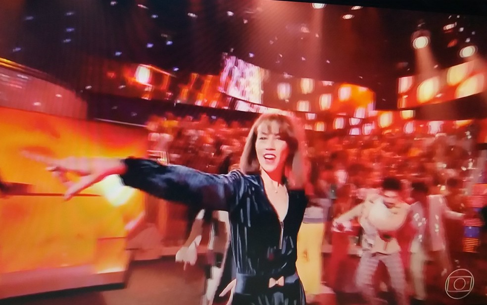 Manicure Karen Campos apresentou a m&uacute;sica Dancing Queen, do ABBA, no palco do Caldeir&atilde;o, para recuperar a sua Variante 1970, reformada no quadro 'Lata Velha' (Foto: Reprodu&ccedil;&atilde;o/TV Morena)