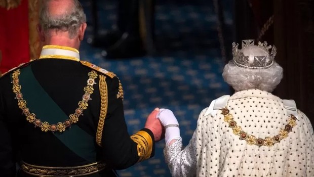 A rainha e o príncipe Charles durante a cerimônia de abertura do Parlamento de 2019 (Foto: GETTY IMAGES via BBC)