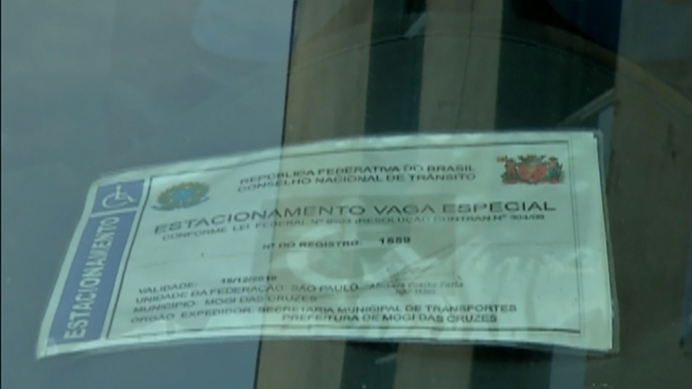 Rose Mary conta com cartÃ£o especial para usar vagas de deficientes mas foi impedida de estacionar em um desses espaÃ§os em Mogi das Cruzes â Foto: ReproduÃ§Ã£o/TV DiÃ¡rio