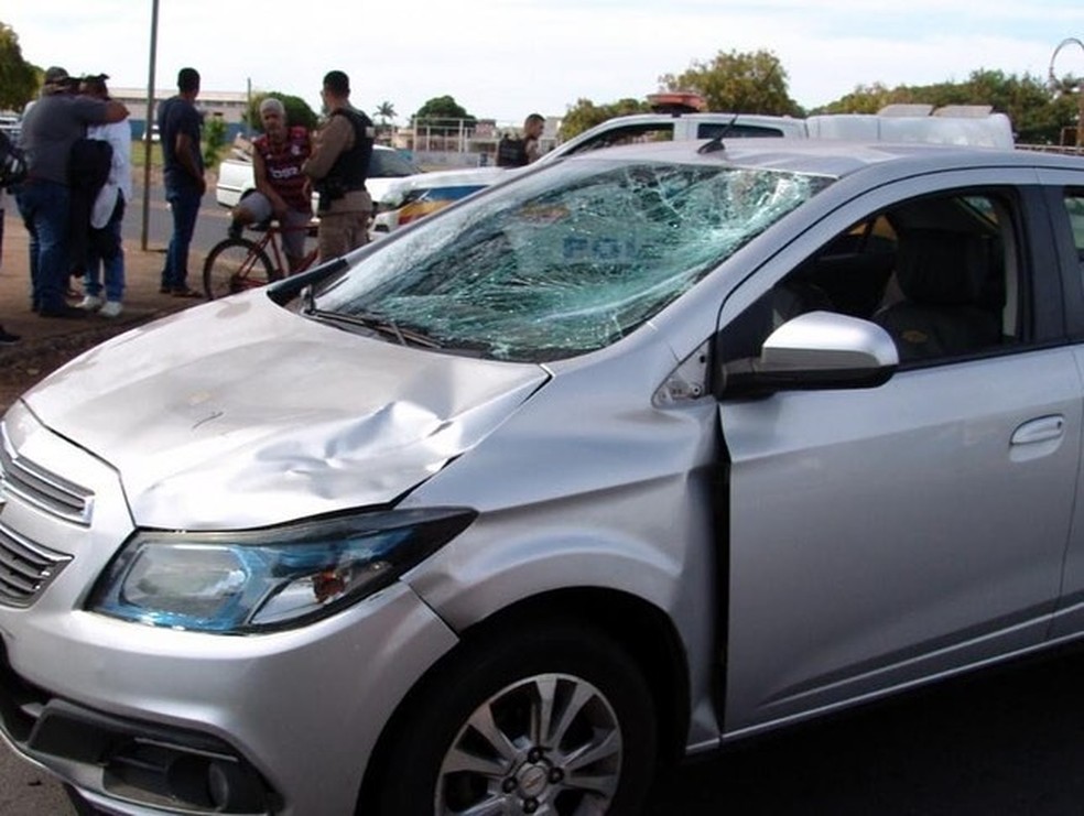 Carro danificado após motorista atropelar ciclista em Uberaba — Foto: Boca no Trombone/Divulgação