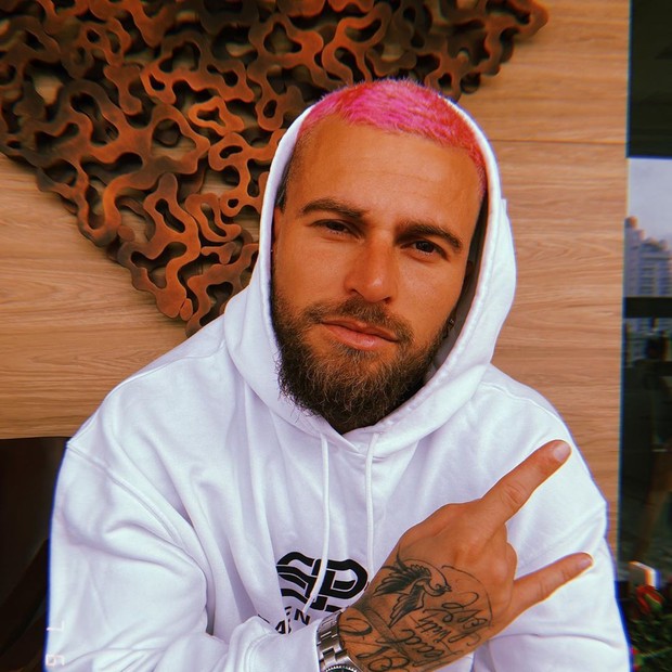 Lucas Lima e o novo cabelo rosa (Foto: Reprodução/Instagram)